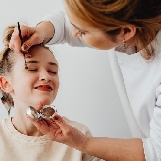 "Make-up: Die Kunst der Schönheit - Von Grundlagen bis zu verführerischen Blicken"